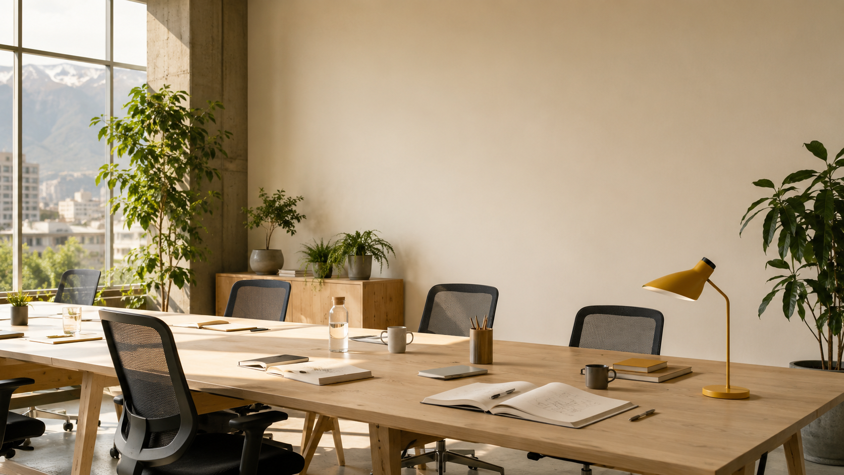 Espacio de trabajo compartido moderno con plantas y lámpara mostaza — Seguros colectivos OPC