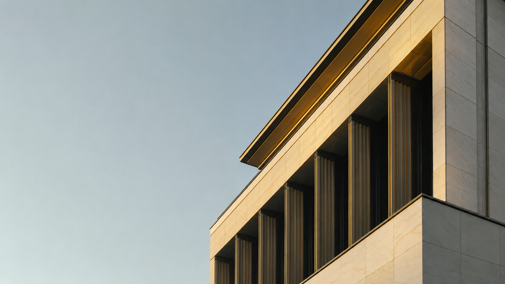 Detalle arquitectónico edificio moderno al atardecer — Pólizas de garantía OPC