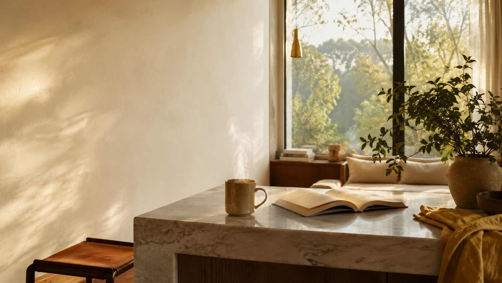 Interior cálido con libro abierto, taza y luz natural — Seguros de vida y salud OPC